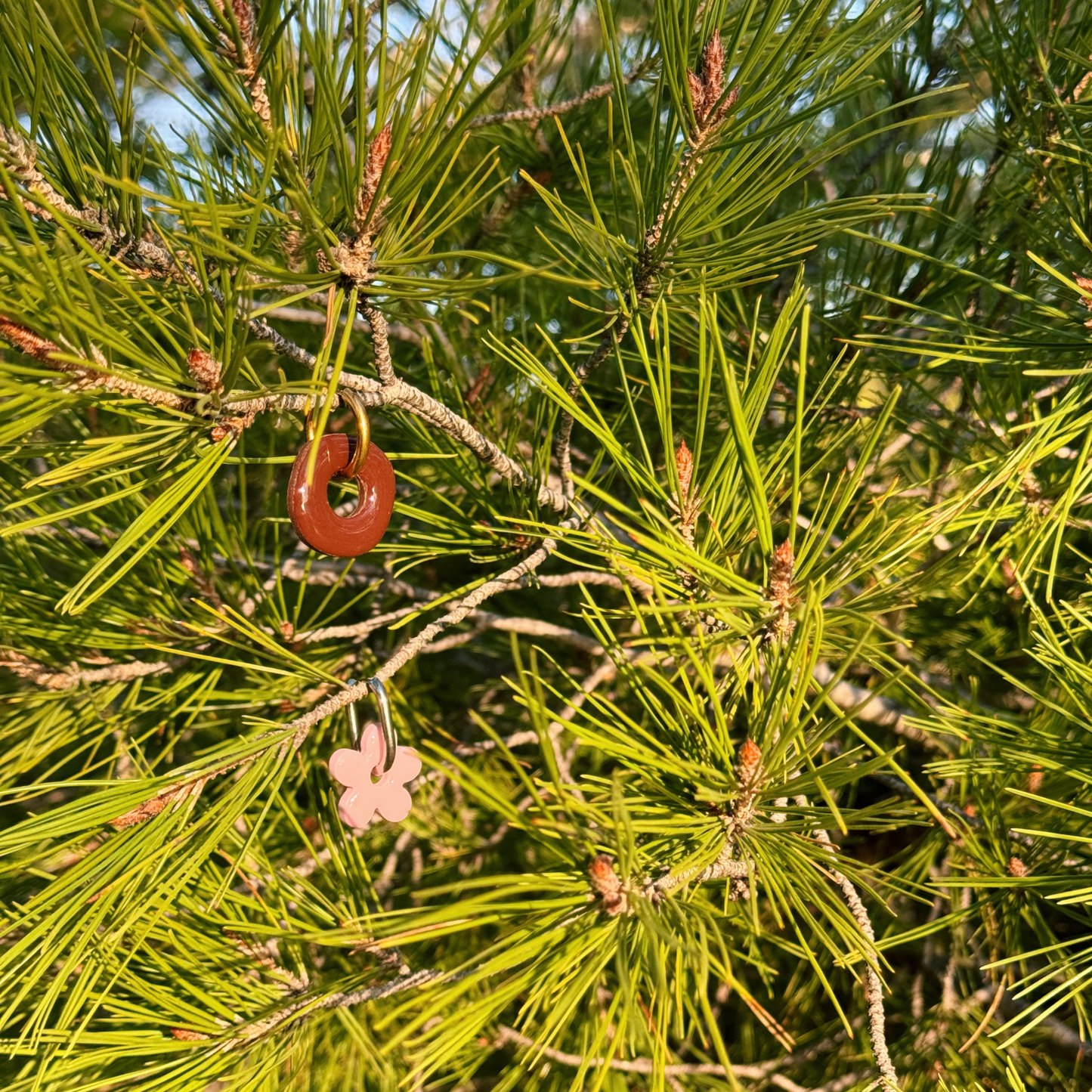 BOUCLES D’OREILLES UNIES (anneaux + charms)