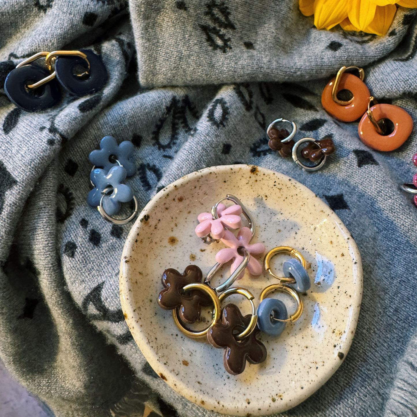 BOUCLES D’OREILLES UNIES (anneaux + charms)