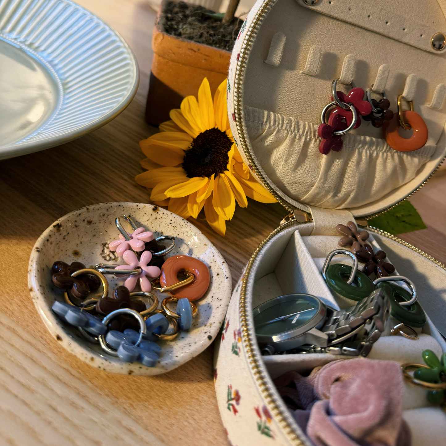 BOUCLES D’OREILLES UNIES (anneaux + charms)