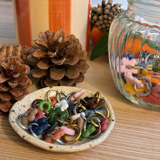 BOUCLES D’OREILLES UNIES (anneaux + charms)